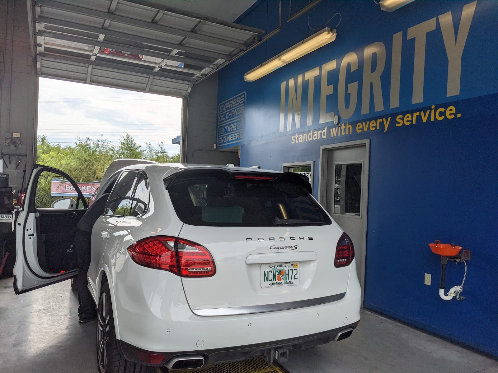 Express Oil Change & Tire Engineers, photo 3