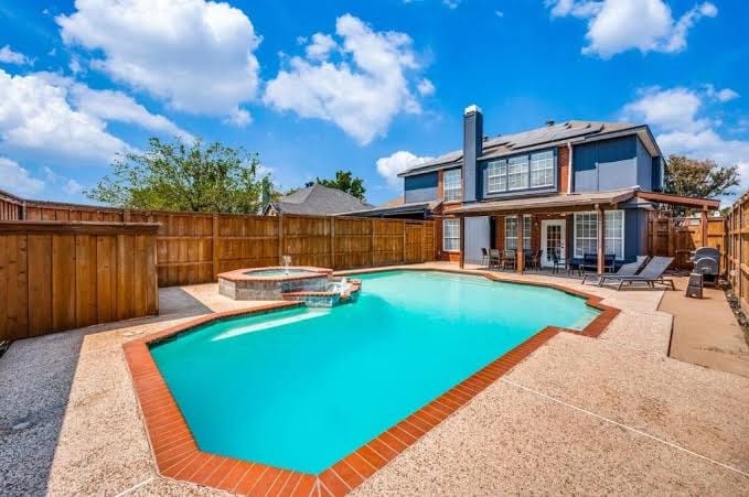 Dog-friendly remodeled home with full kitchen, outdoor pool, arcade games