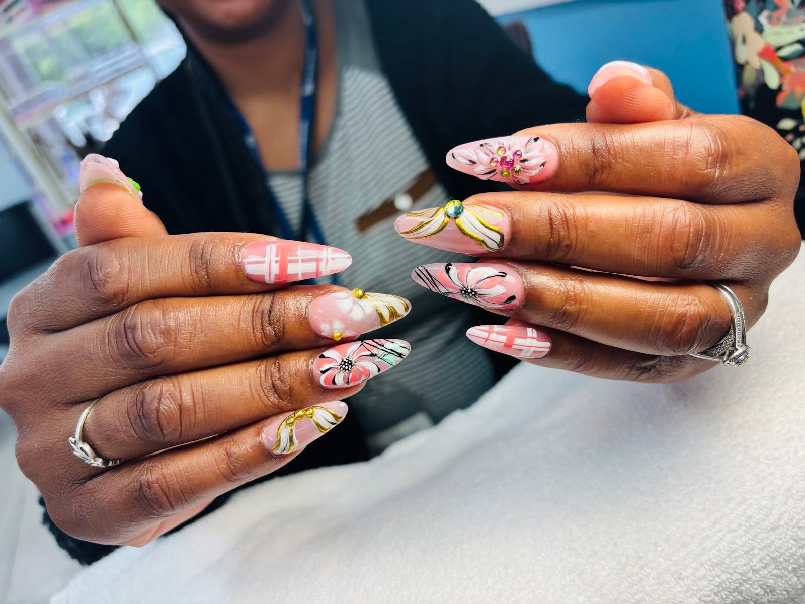 V N Nails