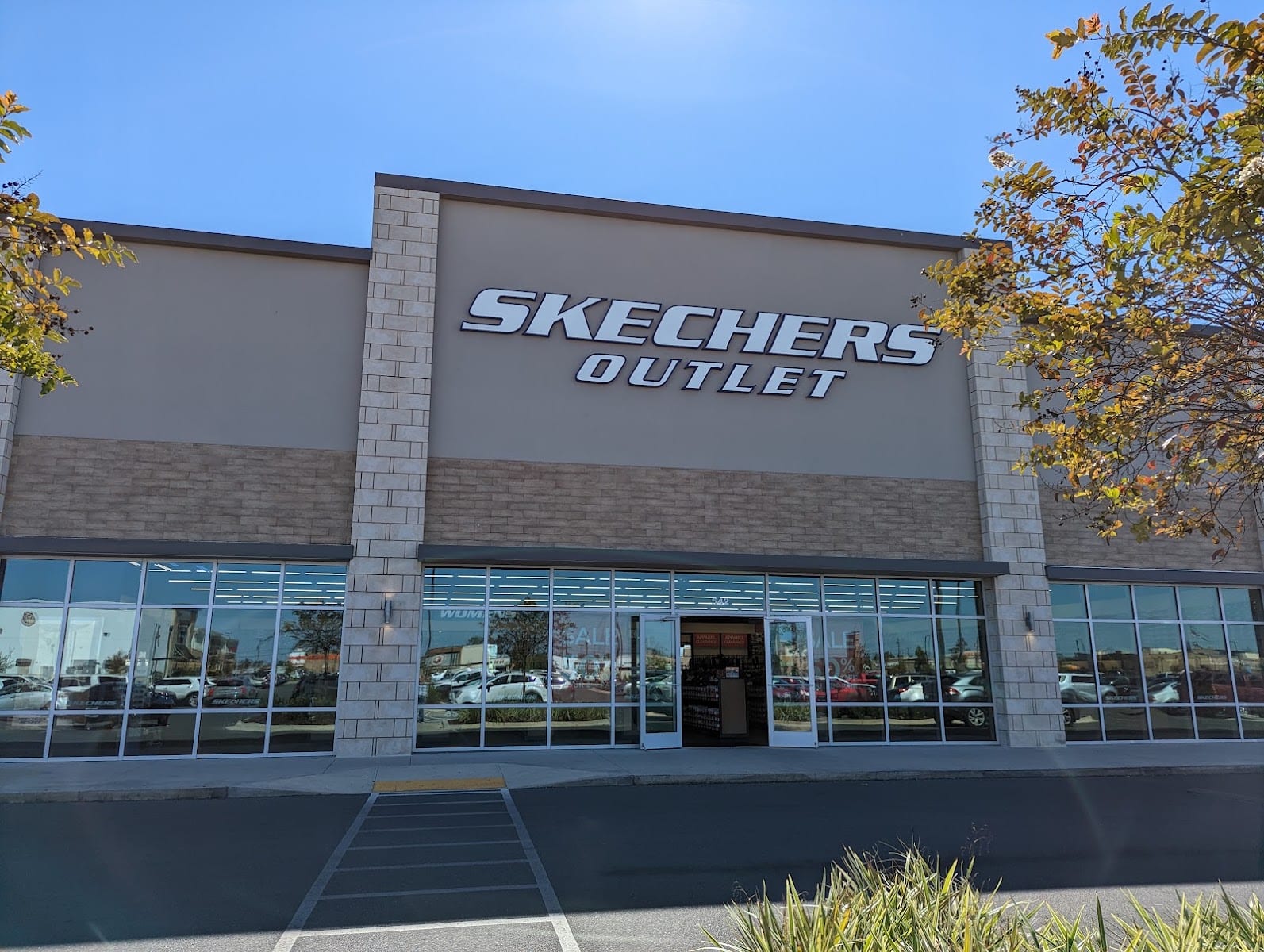SKECHERS Warehouse Outlet, photo 2