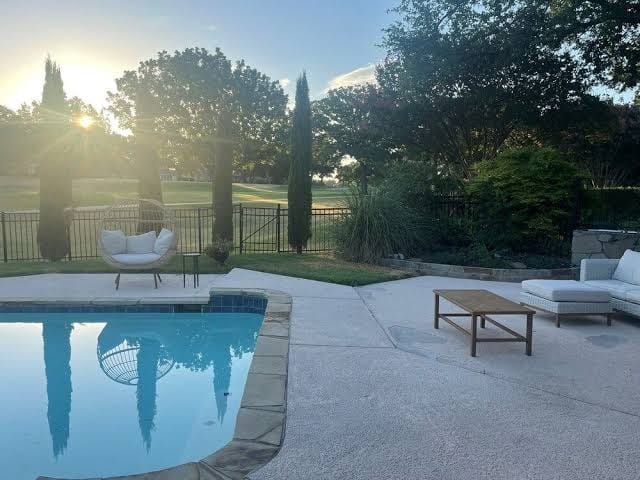 Beautifully Remodeled Property w/ Pool on Golf Course- easy access to all DFW, photo 2