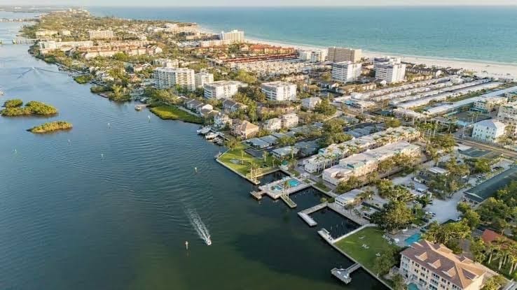 BEST OF BOTH WORLDS! Fish in the bay or walk across the street to the beach!, photo 2