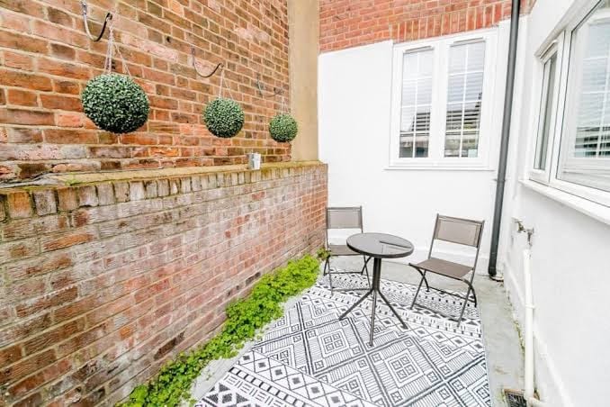 Central Townhouse 2 bedr /w fully equipped kitchen / washing machine & Parking- Ginger & Gold ltd