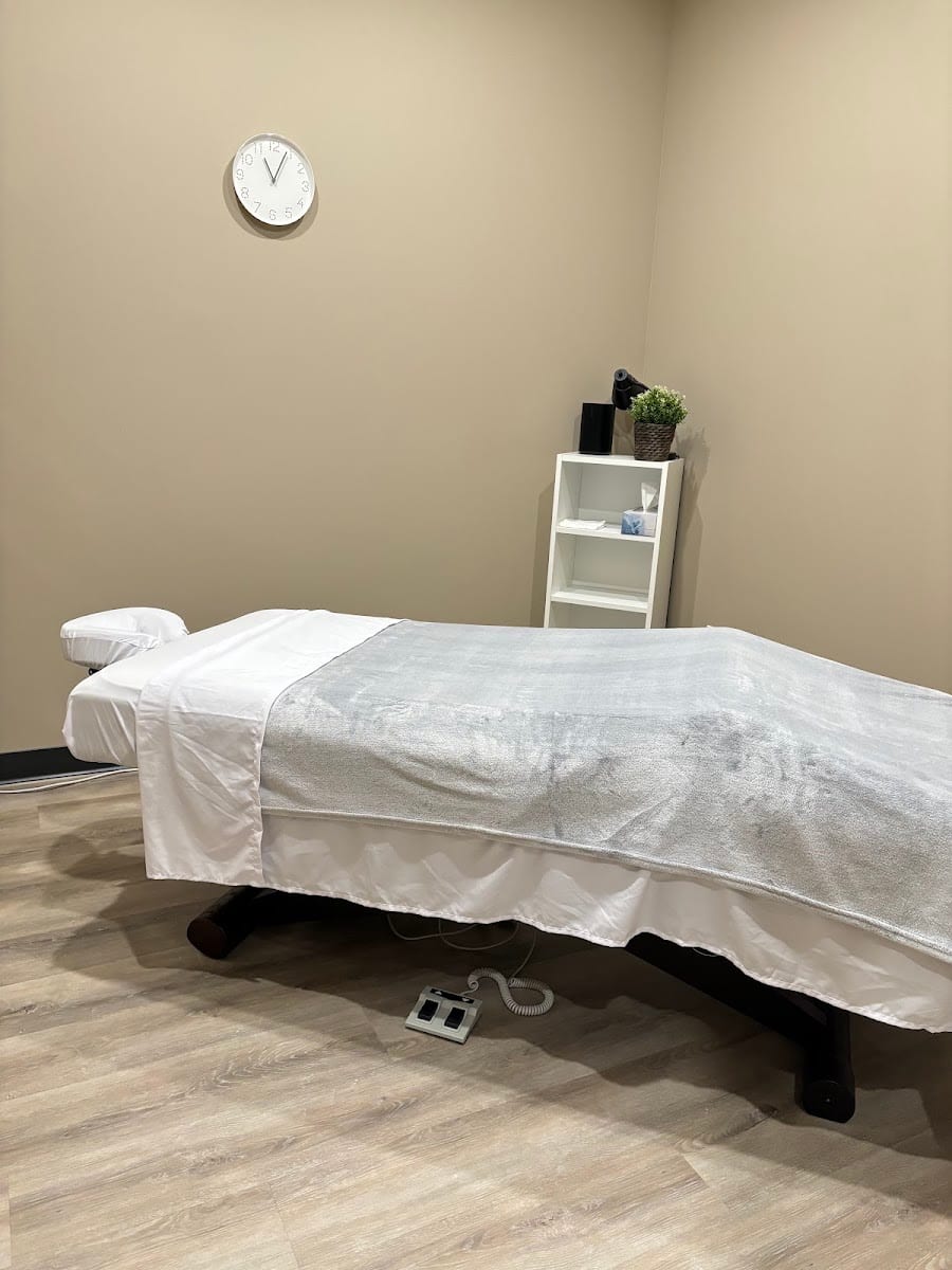 Upper Level Massage, photo 3