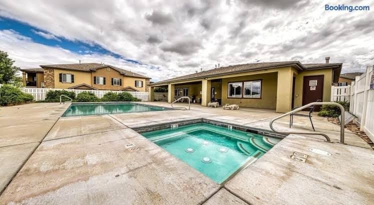 Elegant Cedar Ridge Escape with clubhouse amenities - pool, hot tub, gym, grill.