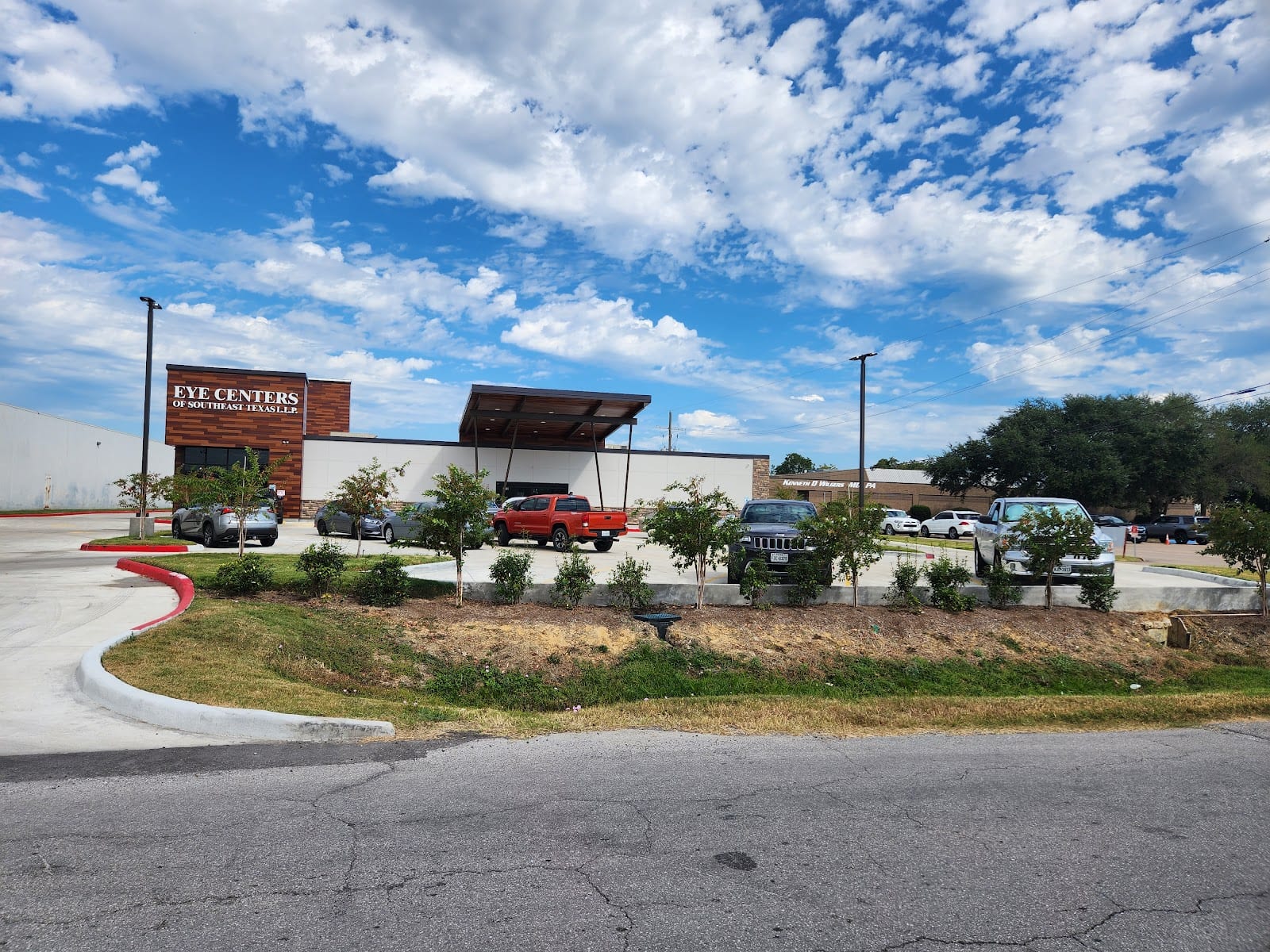 Eye Centers-Southeast Tx LLP: Min Ren MD