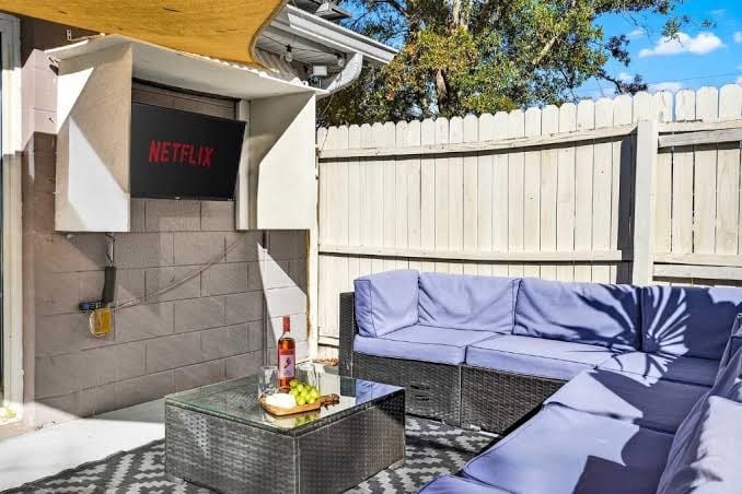 Tampa Escape: 4BR, 9-Bed Home, Game Room Firepit