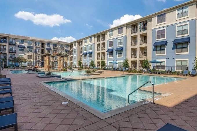 Elegant 1-bedroom apartment in charming Frisco with rooftop pool and gym