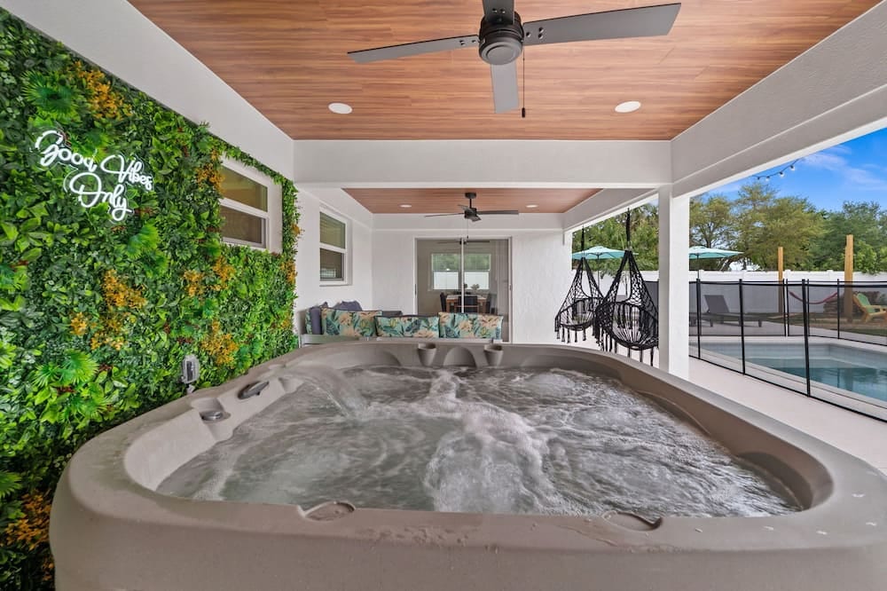 HotTub, Pool, Sauna, Roof Top Deck, Mini Golf, Bowling, Game room, Exercise room