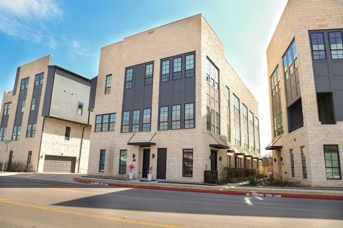 20-min Uber to ATX 10-min to Kalahari and Sports Parks 10-min walk to Downtown, photo 2