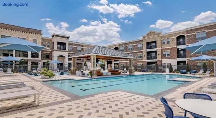 Stylish 1br Frisco Stay Pool, Gym, Fast Wi-Fi