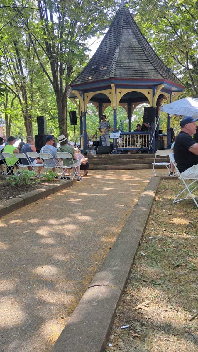 Lunsford Circle Park, photo 2