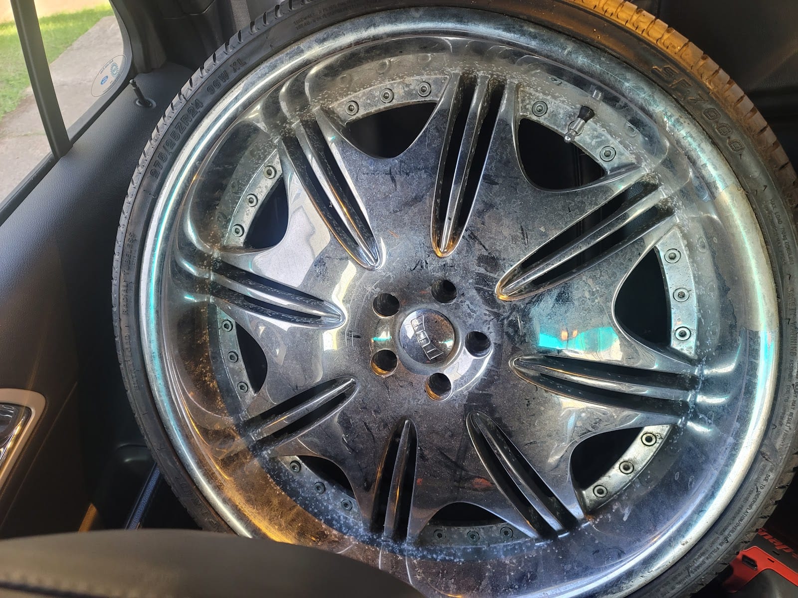 No Tire Over 25 Guys, photo 3