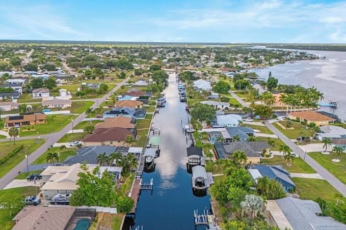 Many Waterfront Community Amenities w / Public Boat Ramp and Fishing Pier