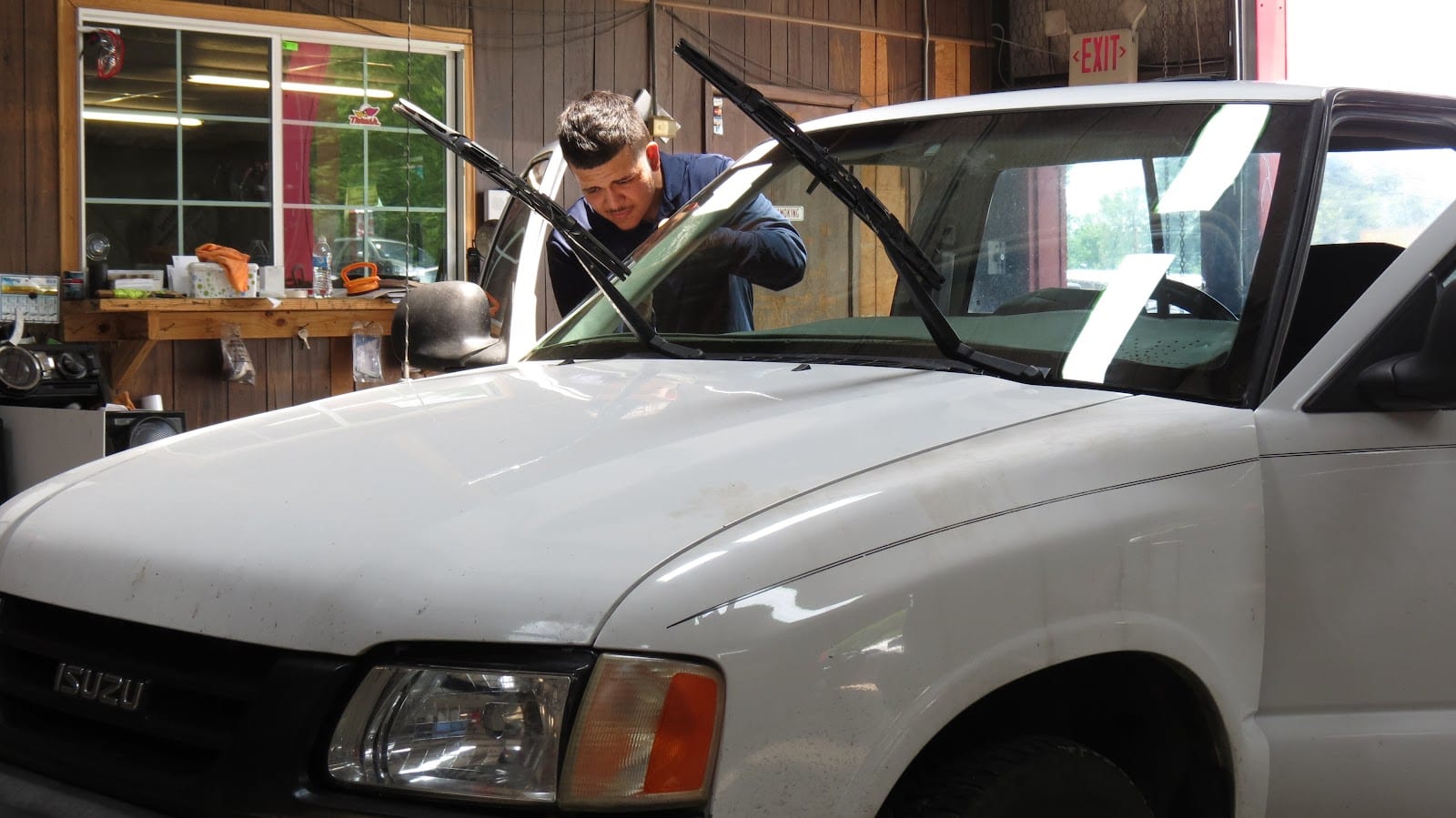 Navarro's Windshield Installation, photo 2