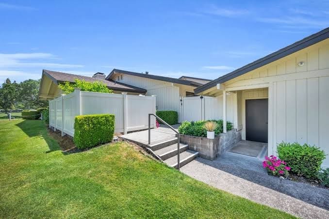 Bright and Airy Napa Condo with Patio on Golf Course! - Apartment