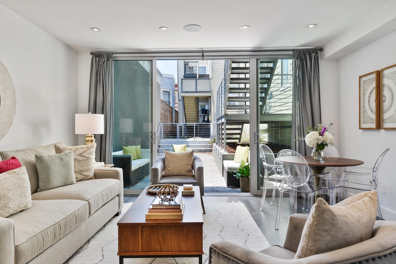 Laura Pallin - The Agency, photo 2