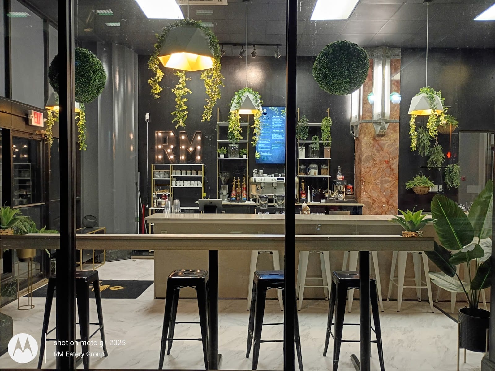 R & M Coffee Bar & Lounge, photo 2