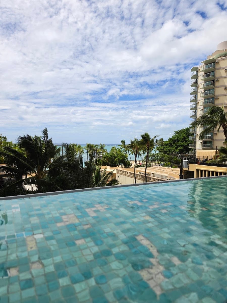 Alohilani resort Swell Bar and pool, photo 3