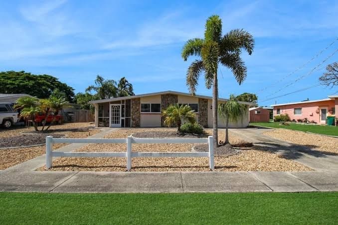 Waterfront Fun & Mini Golf, Heated Salt Water Pool & Game Room, photo 3