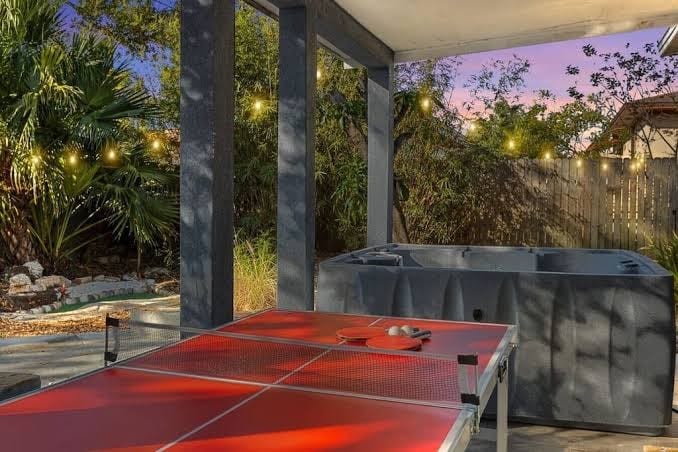 Spacious 3BR House w /Hot Tub, Mini Golf, Ping Pong, photo 3