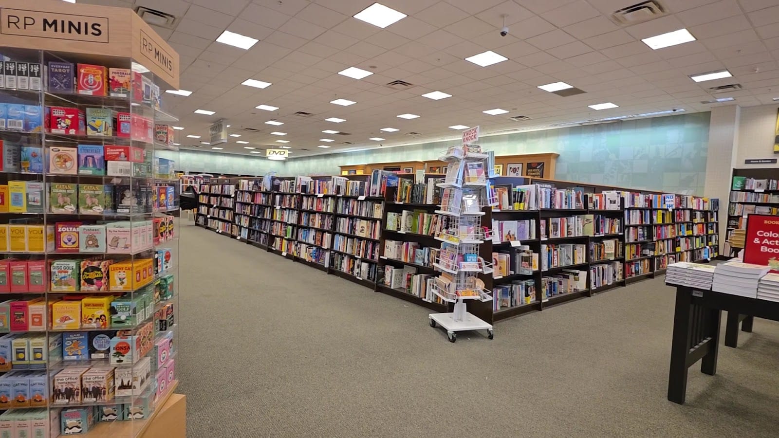 Barnes & Noble, photo 3