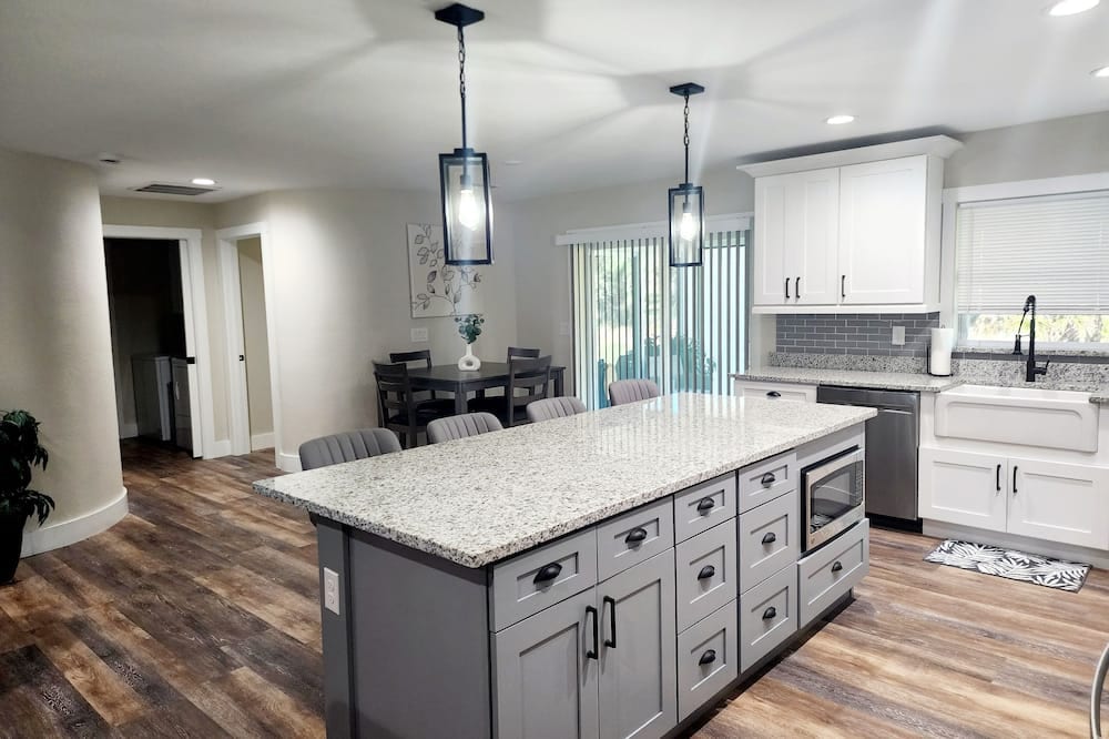 Charming family friendly near beaches and parks ~newly built home with AC WiFi