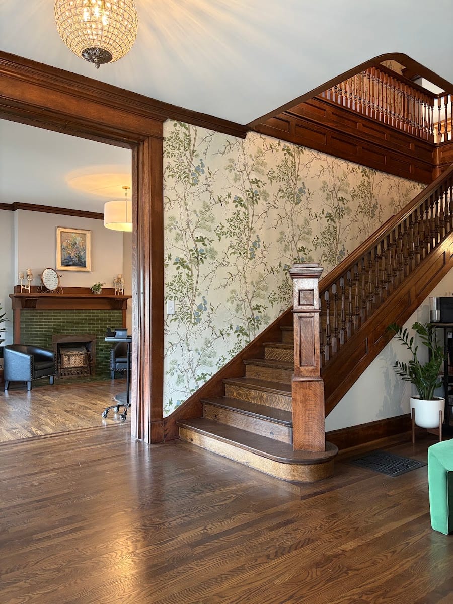 1905 parlor salon & suites, photo 2