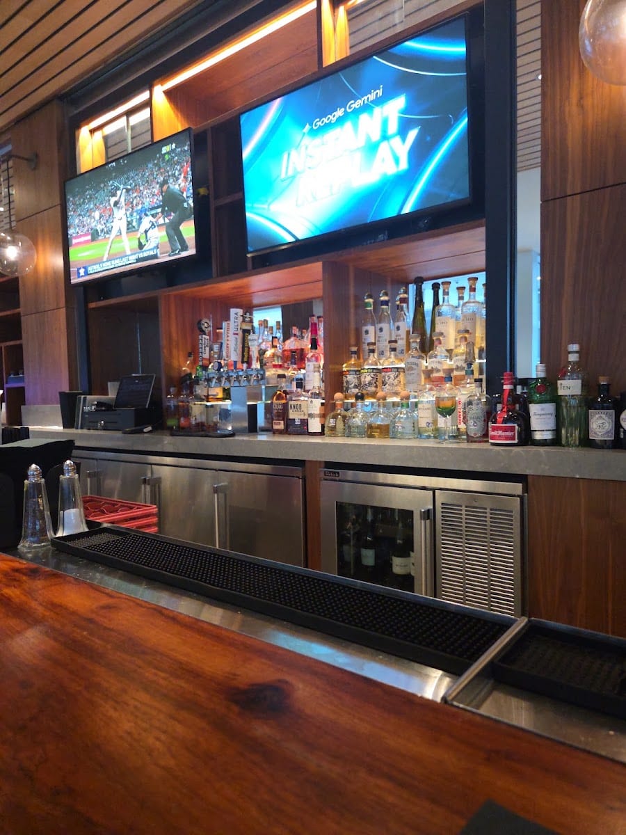 Zutro Restaurant & Bar