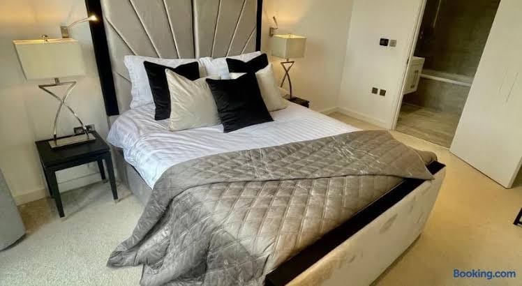 Cosy 1 Bed Apartment in Centre of St Albans - FREE Parking - 5 min walk to St Albans city centre Railway station - Big Savings on Longer Stays!! - One-Bedroom Apartment, photo 2