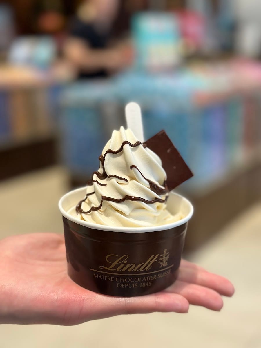 Lindt Chocolate Shop - Don Mills, photo 4