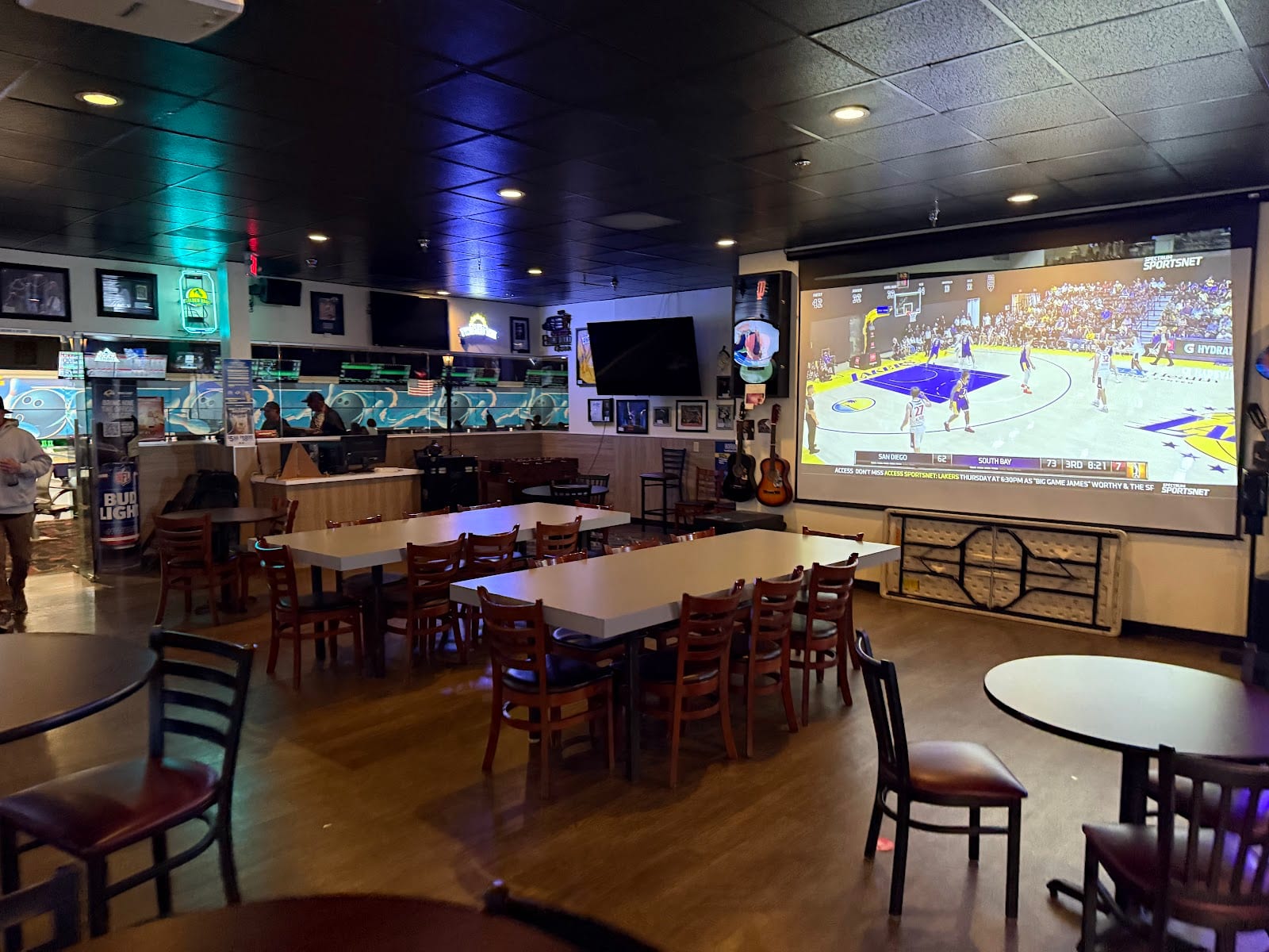 Ozzie's Sports Bar & Lounge