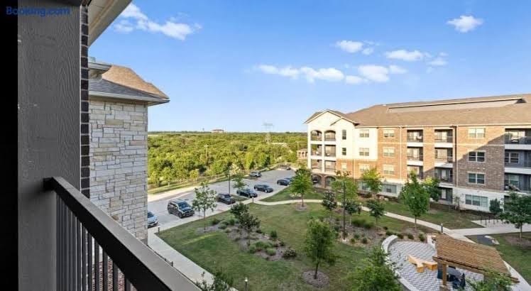 Stylish 1br Frisco Stay Pool, Gym, Fast Wi-Fi, photo 2