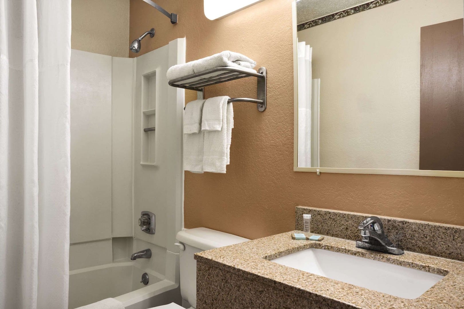 Travelodge by Wyndham Battle Creek, photo 3