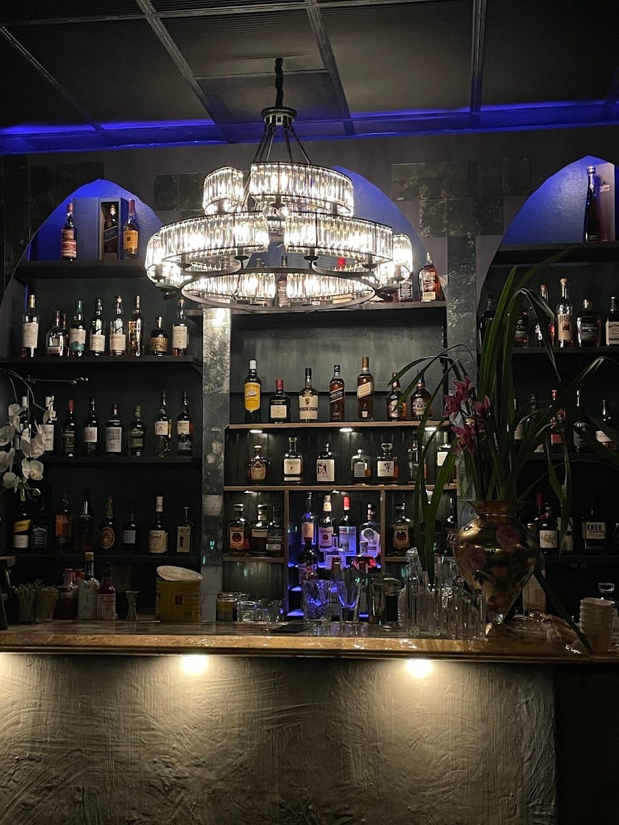 Chapter 4 At Les Amis, photo 2