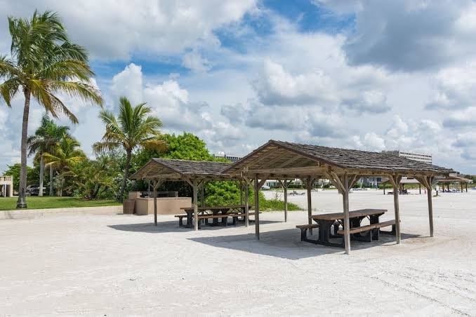 Steps to Siesta Key BEACH! Pool, Tennis Court, Shuffle Board, Pickle Ball!