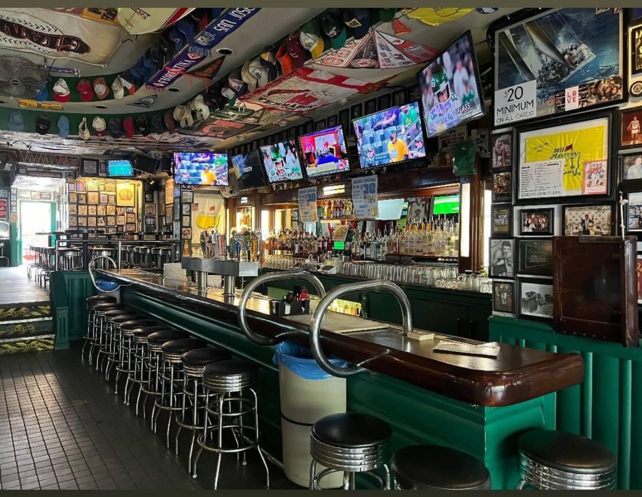 Greens Sports Bar, photo 3