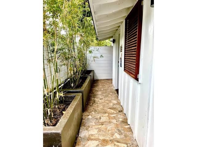 Gorgeous Renovated 1937 Plantation Style Beach House 50 Steps to the Center of the Beach home