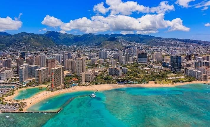 Seashore Waikiki studio 1 block from a beach No Resort Fees