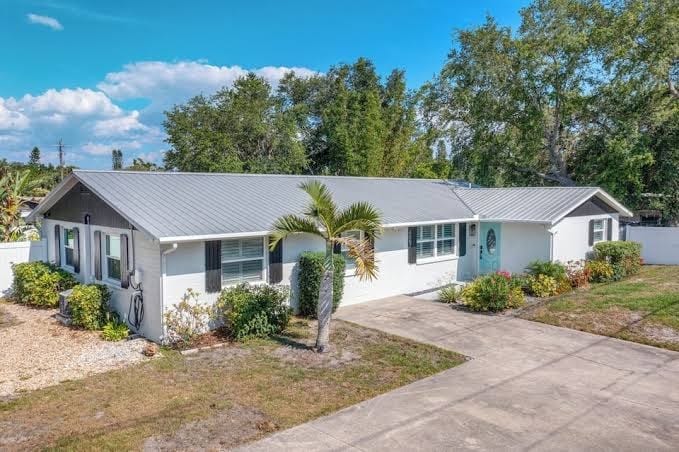 Pet Friendly 2/1 Apartment with Swimming Pool