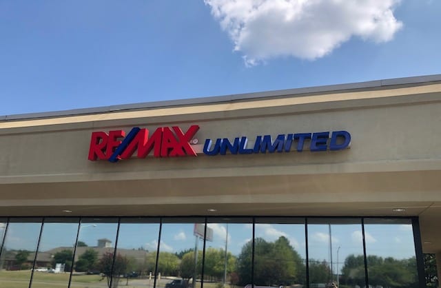 RE/MAX Unlimited: Valerie Miles