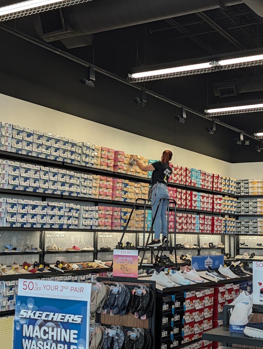SKECHERS Warehouse Outlet, photo 3