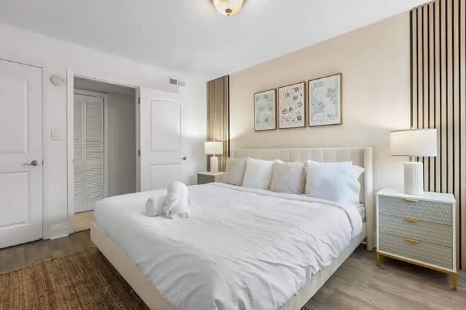 Luxury steps from Bayshore / Pool,Gym,FREE parking
