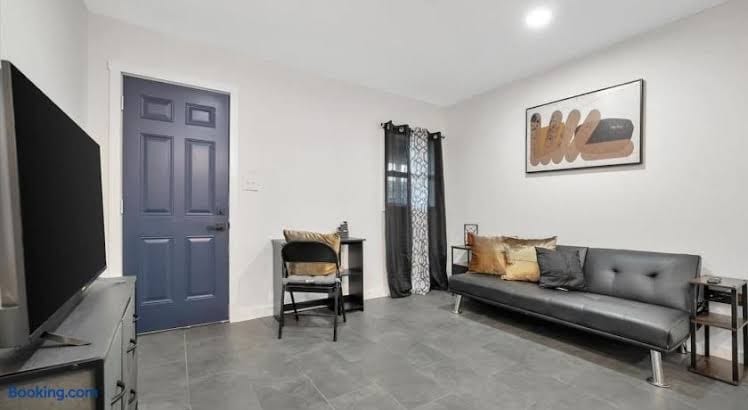 Walk to Stadium, 2 Parking spots, Dog Park, BBQ, photo 2