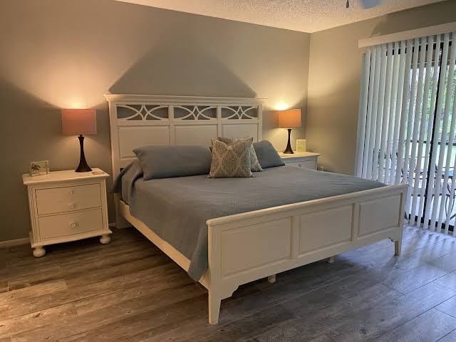2nd floor corner unit located in Gulf Gate, heated swimming pool, tile throughout, great location, photo 2
