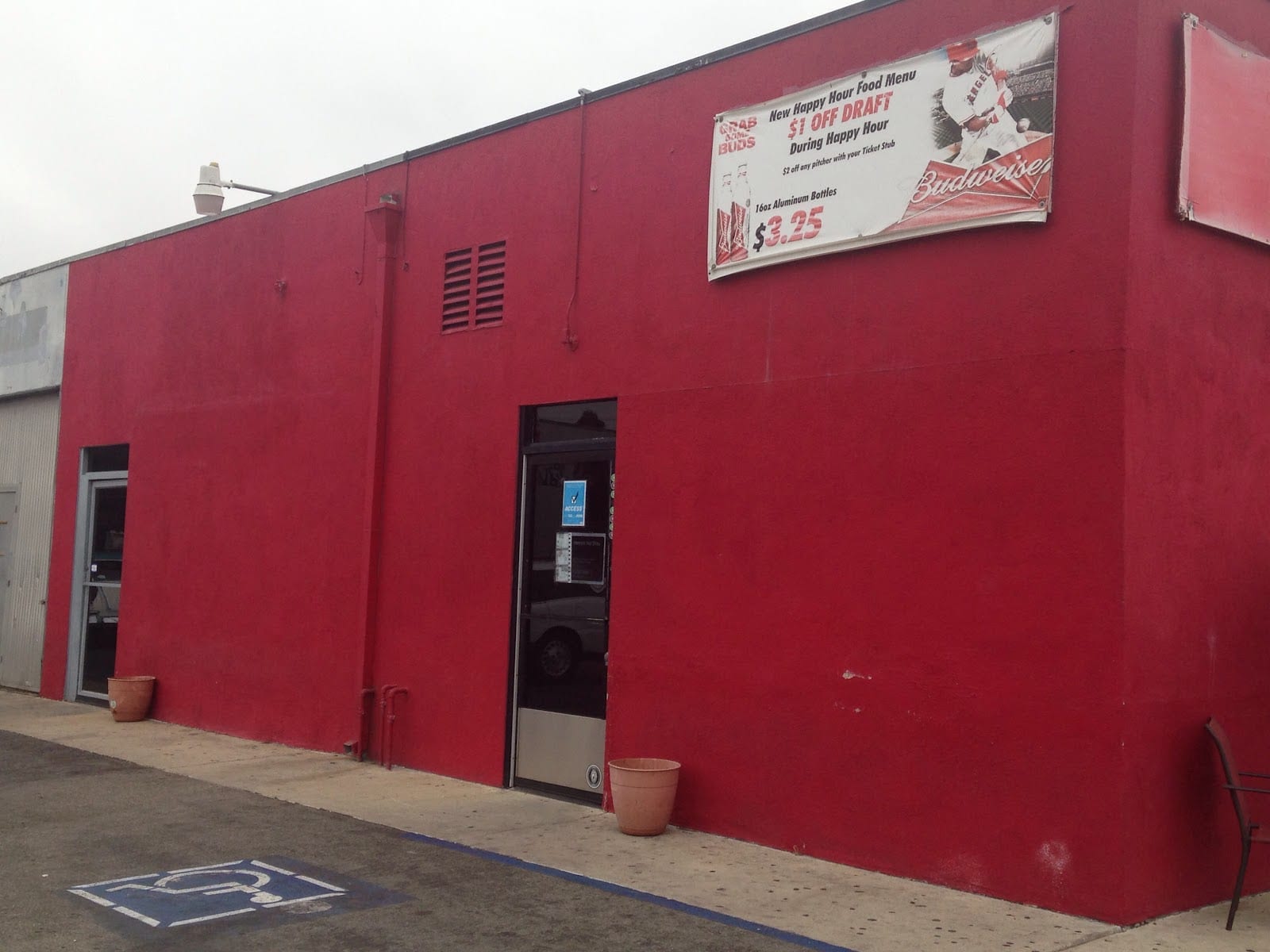 Henry's Bar and Grill, photo 2