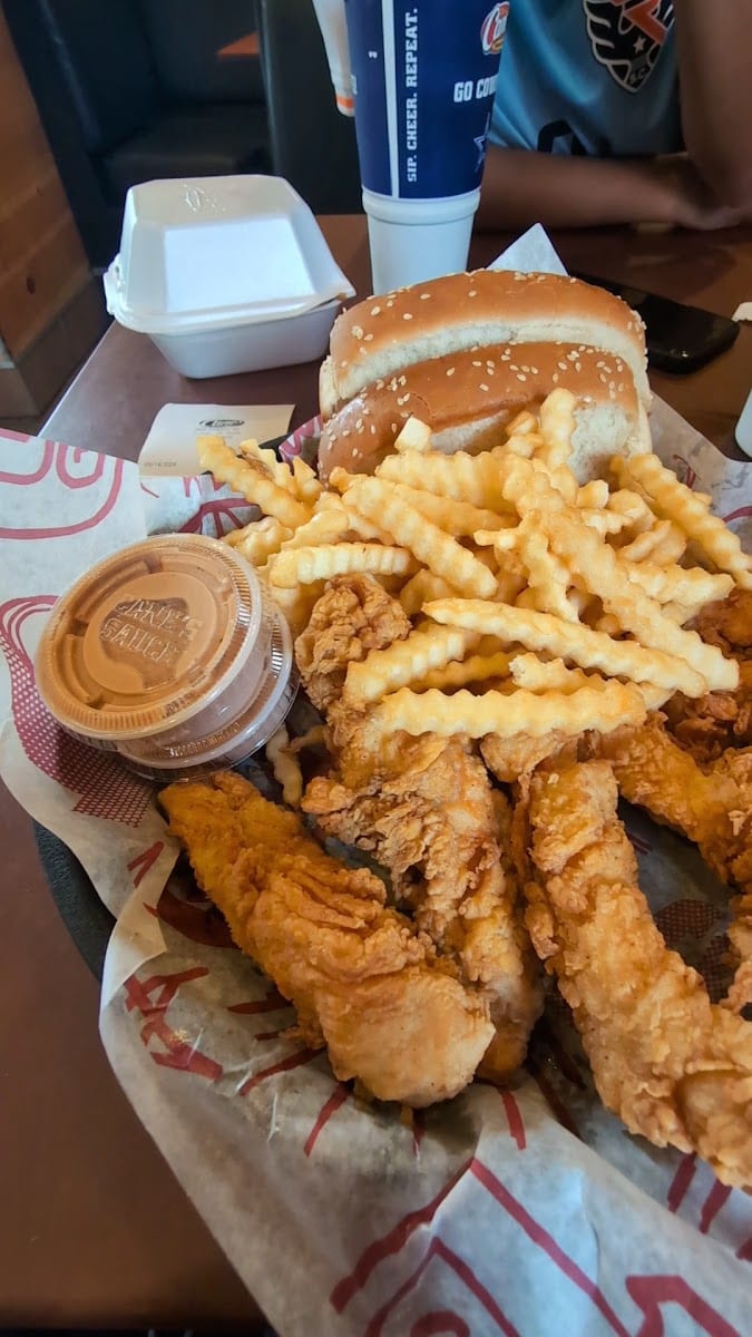 Raising Cane's Chicken Fingers, photo 3