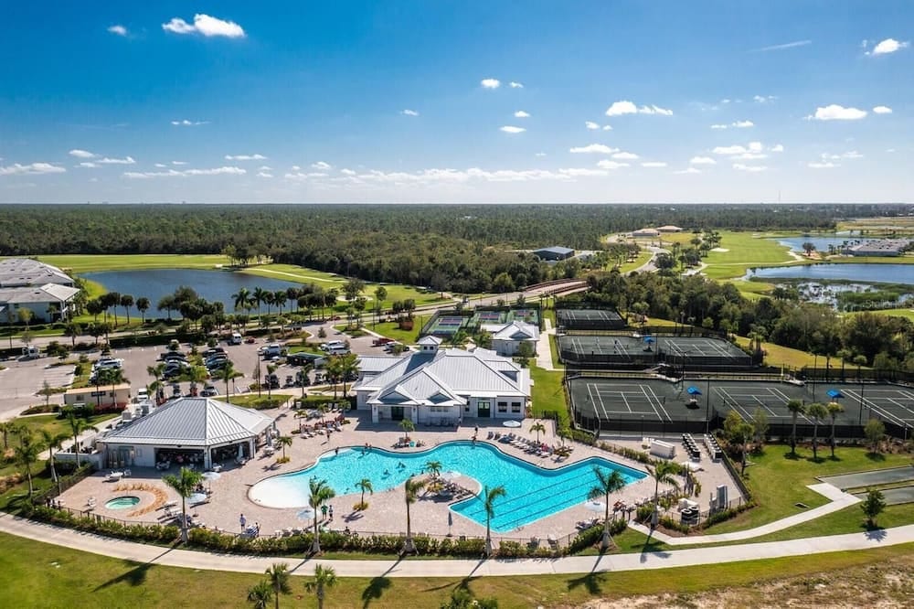 Birdies and Bourbon\n 2 bedroom 2 bathroom, sleeps 8 located on golf course!