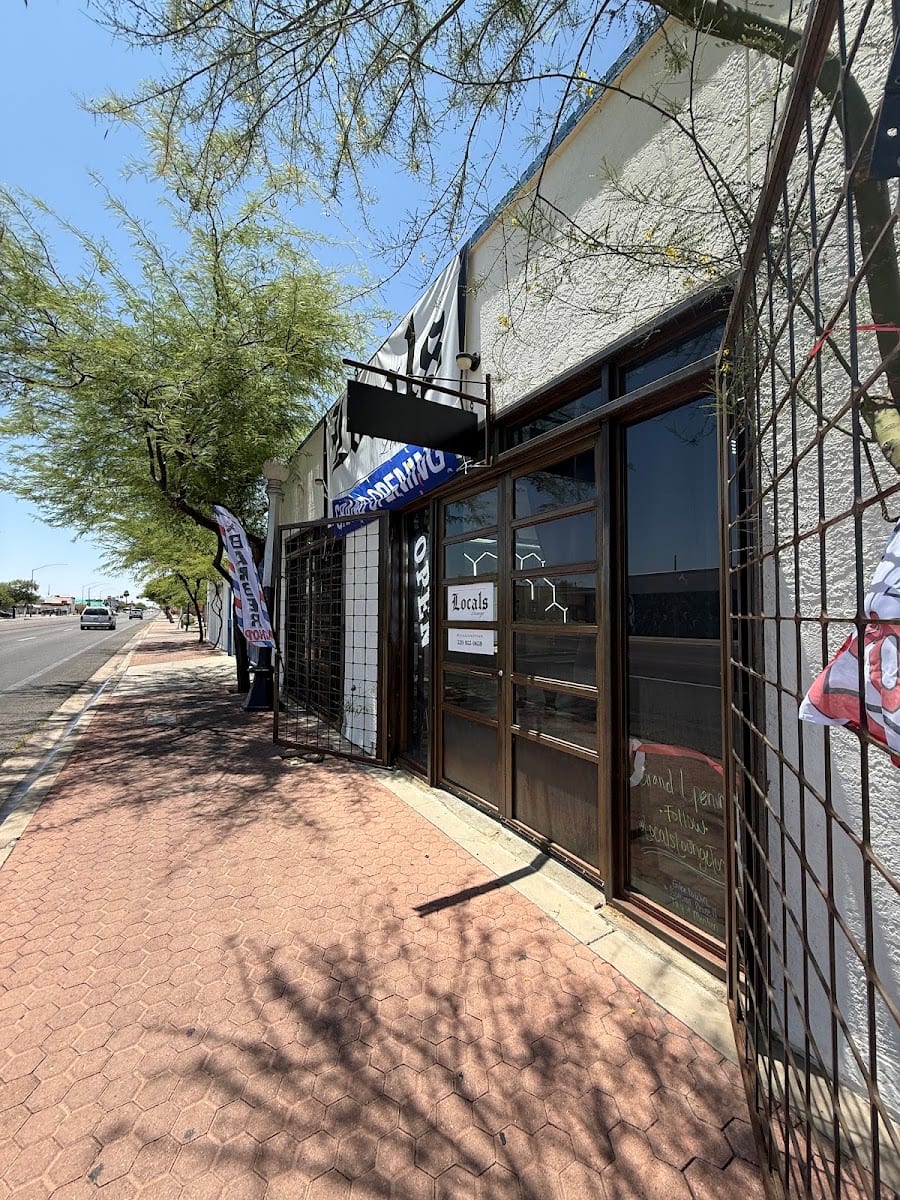 Locals Lounge Barbershop, photo 2