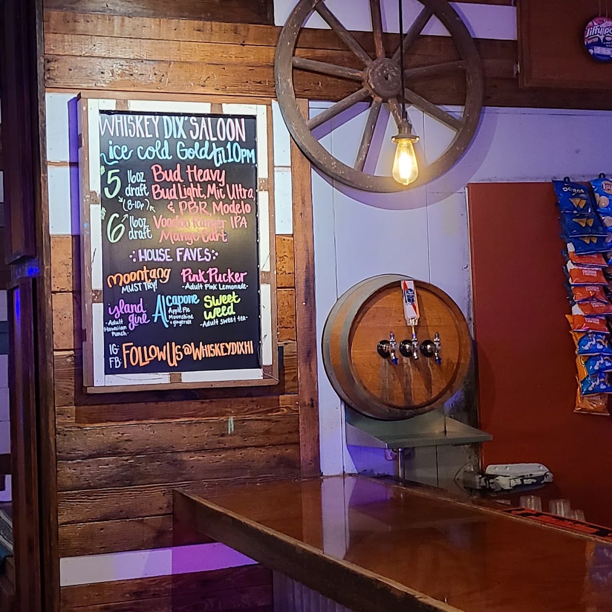 Whiskey Dix’ Saloon, photo 3